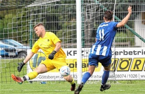 Grünthals Torhüter Stephan Kumpfmüller pariert in dieser Szene stark gegen Philip Zetterberg.Foto Christian Mühlhofer