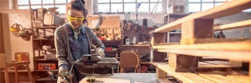 Handschuhe und Schutzbrille bei der Arbeit gehören in vielen Berufen zur Grundausstattung nach dem Arbeitsschutzgesetz.Foto Adobestock