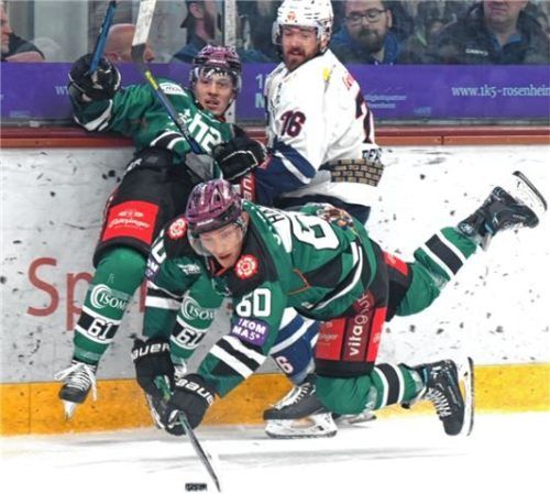 Harter Kampf: Sebastian Cimmerman und Shane Hanna (vorne).Foto Hans-Jürgen Ziegler