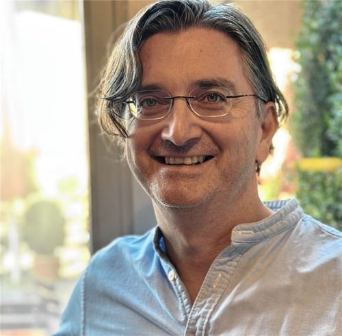 Hat sich einer großen Sinfonie angenommen: Michael Gartner, Leiter des Chorkreises St. Quirinus Rosenheim-Fürstätt.Foto janka