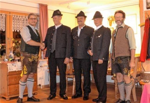 Helmut Brunner (links) und Sepp Weyerer (rechts) vom Musikförderverein erhielten von den Veteranen (von links) Wolfgang Dettendorfer, Balthasar Kogler und Thomas Peisl eine Spende von 1000 Euro.Foto Steffenhagen