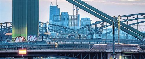 Hinter den Frankfurter Mainbrücken liegt schon Offenbach – und hier ist Wohneigentum deutlich günstiger zu erwerben. Foto Frank Rumpenhorst/dpa