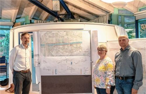 Hochwasserschutz entlang der Mangfall: (von links) Dr. Tobias Hafner, Chef des Wasserwirtschaftsamtes, Projektleiterin Iris Reitinger-Eß sowie Bernhard Unterreitmeier vom planenden Ingenieurbüro.Foto Thomae