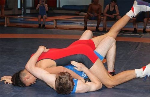 Holte zwei Siege: Alexander Minchev (rotes Trikot) schulterte den Salzburger Aschal Chanchaev.Foto Andreas Wittenzellner