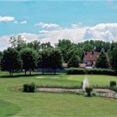 Golfen im satten Grün