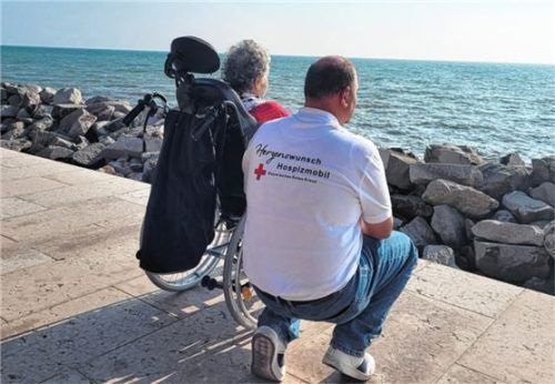 Ihr Herzenswunsch, eine Reise in ihr Geburtsland, wurde der schwer kranken Righetta erfüllt.Foto BRK