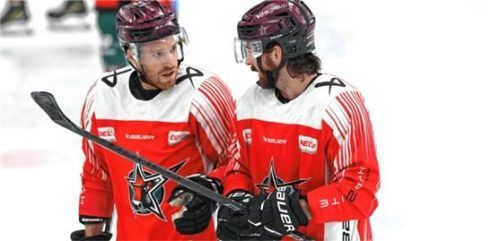 Im Abschlusstraining zusammen in einer Überzahlformation: Tyler McNeely und C.J. Stretch. Foto Hans-Jürgen Ziegler