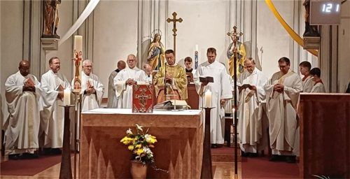 Im Altarbereich der Stadtkirche Heilige Dreifaltigkeit: (von links) Pater John, die Pfarrer Ernst Kögler und Romuald Nawarra, Diakon Matthias Mitlöhner, Pfarrer Maurus Scheurenbrand, Referent Markus Brunnhuber, Pater Klemenz und Pfarrer Richard Basta.Foto Sedlbauer