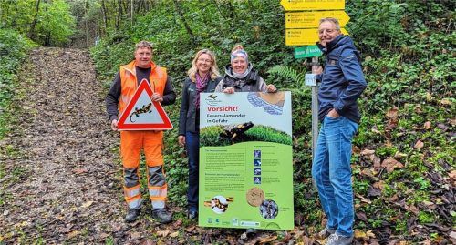 Im Bereich von Sudelfeld und Brünnstein installierten (von links) Bauhof-Chef Michael Astl, die Leiterin der Touristinfo Oberaudorf, Martina Schweinsteiger, Stefanie Mühl vom Landesbund für Vogel- und Naturschutz Bayern und der Geschäftsleiter der Gemeinde Oberaudorf, Florian Seebacher, Aufstiegshilfen und Schilder zum Schutz von Feuersalamandern. Foto steffenhagen