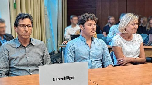 Im Mittelpunkt des zweiten Prozesstages standen die Nebenkläger: Hannas Familie mit (von links) Vater Andreas W., Bruder Andreas W. und Mutter Rosalie W. Foto Weiser