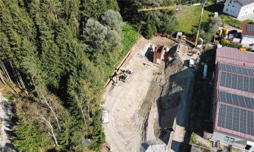 Im Natzinger Gewerbegebiet soll ein neues Filterbecken entstehen. Die Aufnahme zeigt derzeitige Arbeiten am Bauwerk des Sickerschachtes.Foto Künzner-Hingerl