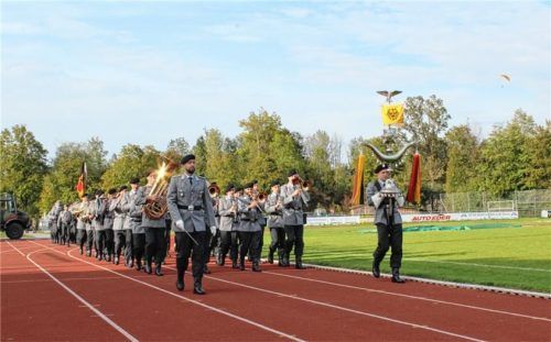 Im Rahmen eines feierlichen Appells auf dem Brannenburger Sportplatz, war auch das Heersesmusikkorps Ulm angereist und sorgte für musikalische Umrahmung des außergewöhnlichen Ereignisses. Über 53 Jahre war die Bundeswehr in Brannenburg durch die „Deutschen Gebirgspioniere“ präsent, wobei Soldaten bereits seit 1935 in der Brannenburger Karfreitkaserne stationiert waren. In Zukunft wird das Bataillon nicht mehr auf Gebirgseinsätze ausgerichtet sein.Fotos Steffenhagen