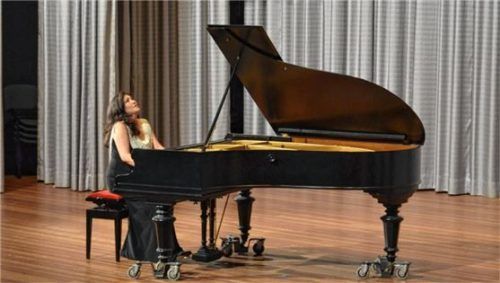 Im Saal des Novalishauses Bad Aibling bezauberte Pianistin Amangul Klychmuradova die Zuhörer.Foto Sedlbauer