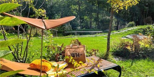 Im wunderschön bepflanzten Außenbereich des Walliserhofs samt Kneippbecken, Liegestühlen und abends auch Lagerfeuer fällt Entspannung leicht.Fotos kmz