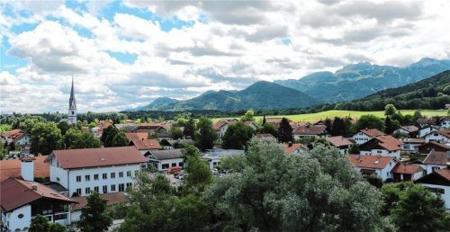 In Frasdorf treffen sich innerorts drei Staatsstraßen, zwei Kreisstraßen und eine Gemeindestraße. Dazu kommt der Verkehr durch Ausleitungen bei Stau auf der A8.Foto rehberg