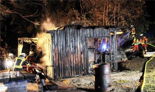 In Höhenmoos brannte am frühen Samstagmorgen ein Holzschuppen ab. Die Ursache steht noch nicht fest. Foto Reisner