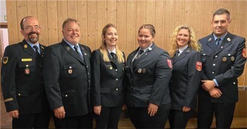 In verantwortungsvollen Positionen sind unter anderem: (von links) Wolfgang Cerweny, Michael Strillinger, Sophia Knabl, Sophie Hamberger und Katharina Hintermeier mit Kreisjugendfeuerwehrwart Marco Polster.Foto re
