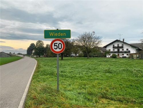 In Wieden möchte eine junge Familie bauen. Das Landratsamt ist aber gegen eine Außenbereichssatzung. Die sei nur möglich, wenn Landwirte Höfe aufgeben würden.Foto  Posch