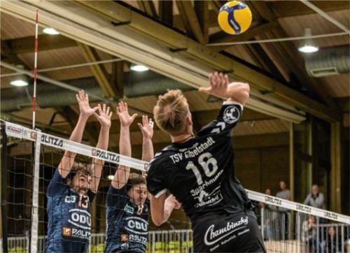 Irgendwann gab es auch für den stärksten Angreifer der Eibelstädter, Lukas Spachmann (16), kein Durchkommen mehr. Zu stabil standen Fabian Wagner und Flo Gschwendtner (von links) im Block. Foto Fabian Bartsch