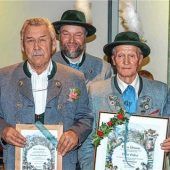 Trachtler ernennen Johann Huber zum Ehrenmitglied