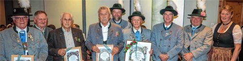 Johann Huber (Vierter von rechts) ist das neue Ehrenmitglied im Trachtenverein Kaltentaler Pang. Vorsitzender Franz Haigermoser (Mitte, hinten) und Zweite Vorsitzende Manuela Hehensteiger überreichten ihm eine Urkunde. Seit 60 Jahren sind Hans Seidl (links), Franz Baumann (Dritter von links) und Thomas Wernberger (Vierter von links) dem Traditionsverein treu. Georg Grießer (Zweiter von links), Anton Aerzbäck (Dritter von rechts) und Johann Rutz sind den Trachtlern seit 50 Jahren treu.Foto Aerzbäck
