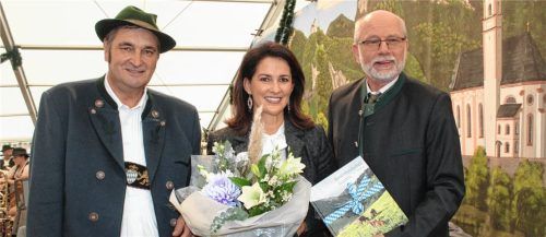 Josef Glatz, Vorsitzender des Almwirtschaftlichen Vereins Oberbayern (links), und Geschäftsführer Hans Stöckl (rechts) übergaben Landwirtschaftsministerin Michaela Kaniber ein Geschenk als Dankeschön. Fotos Steffenhagen