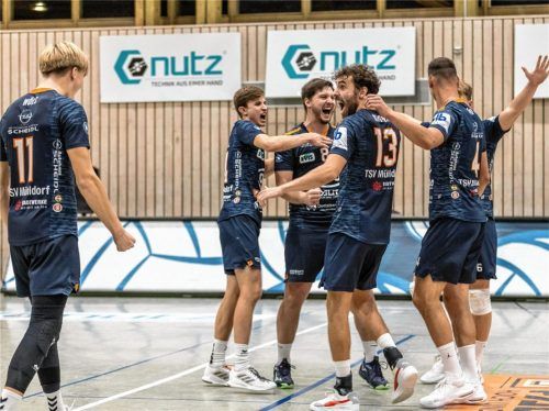 Jubel bei den Mühldorfern: Gegen die starken „Black Mambas“ aus Eibelstadt siegten die Mühldorfer mit 3:1. Am Donnerstag geht es auswärts gegen den WWK VCO München. Foto Fabian Bartsch