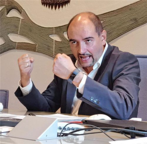 Kampfbereit und unmissverständlich: Rotts Bürgermeister Daniel Wendrock bei der ersten Pressekonferenz seines Lebens. Foto Weinfurtner