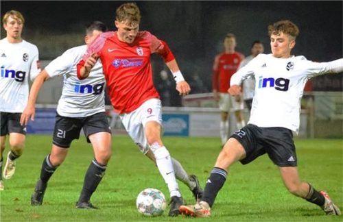 Kaum zu stoppen: Luca Wagner (links) setzt sich gegen Kastls Christoph Hoffmann durch.Foto mb.presse