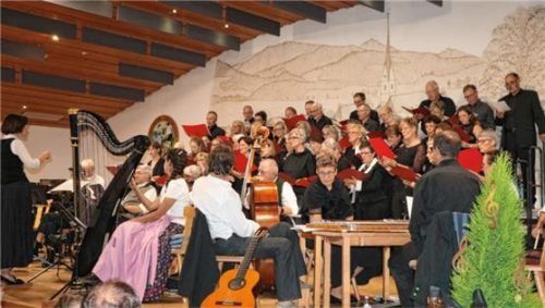 Kein Mucks war aus dem Publikum zu hören, sobald die Frasdorfer Singgemeinschaft auf der Bühne der voll besetzten Lamstoahalle trat, um ihr musikalisches Talent unter Beweis zu stellen. Fotos rehberg