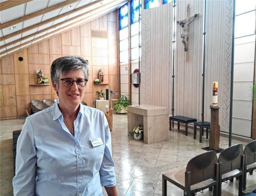 Klinikseelsorgerin Elisabeth Boxhammer zieht sich immer wieder einmal für ein paar Minuten zu einem stillen Gebet in die Kapelle des Bad Aiblinger Krankenhauses zurück. Es gibt ihr Kraft, mit Leid und Tod umzugehen.Foto Hadersbeck
