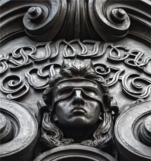 Körperliche Gewalt gegenüber Frauen und Selbstjustiz sind in Deutschland ein Strafbestand. Foto dpa