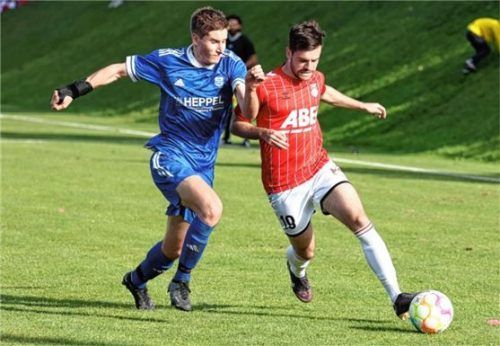 Kopf-an-Kopf-Duell: Die ehemaligen Tabellennachbarn Tacherting und Engelsberg spielten 0:0.Foto Christian Mühlhofer