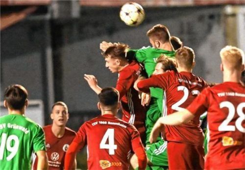 Kopfballchance für die Gäste aus Grünwald, doch der Ball ging über das Tor von 1860 Rosenheim. Foto Hans-Jürgen Ziegler