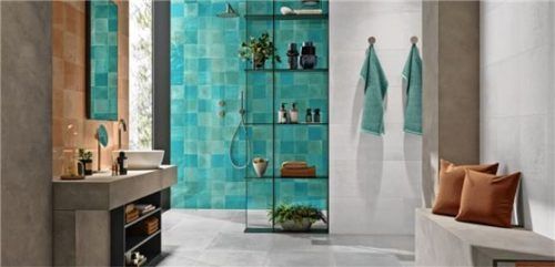 Kräftige Farben lockern den urbanen Loft-Look von Fliesen in Betonoptik auf. Foto DJD/Deutsche-Fliese.de/Engers