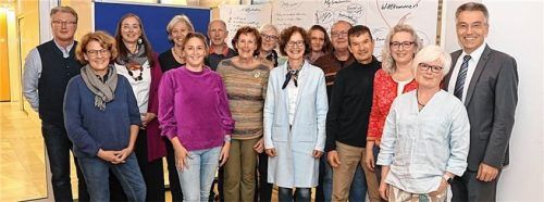 Landrat Otto Lederer (rechts) begrüßt mit Petra Fischer von der Ehrenamtskoordination (Zweite von rechts), Julia Leisner (Fünfte von links) vom Verein Landesnetzwerk Bürgerliches Engagement Bayern sowie Unternehmens- und Vereinsberater Michael Blatz (links) die Teilnehmer des ersten Vereinscoachings. Foto re