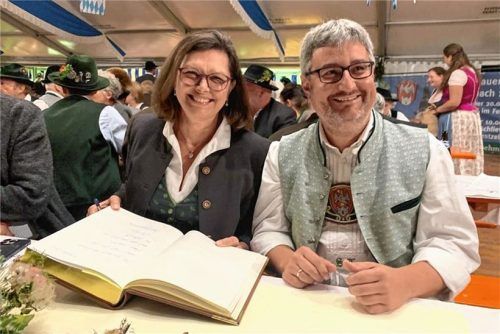 Landtagspräsidentin Ilse Aigner trägt sich ins „Goldene Buch“ der Gemeinde Flintsbach ein. Bürgermeister Stefan Lederwascher freut sich über die Ehre.Fotos re