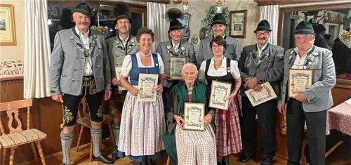 Langjährige Mitglieder des Trachtenvereins Edelweiß Niederaschau sind: (vorne von links) Elisabeth Aringer, Gundi Kink und Ilse Heinrich sowie (hinten von links) Vorsitzender Edelweiß Niederaschau Paul Kink, Hubert Scheck, Hans Wörndl, Andreas Thaurer, Sebastian Aringer und Heinz Ranftl.Foto Rehberg