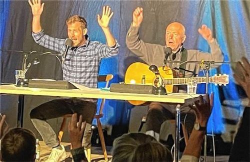 Ließen ihre Figuren mit Text und Gesang quicklebendig werden: Stefan Murr (links) und Heinz-Josef Braun, die in verschiedenste Rollen schlüpften.Foto kirchner