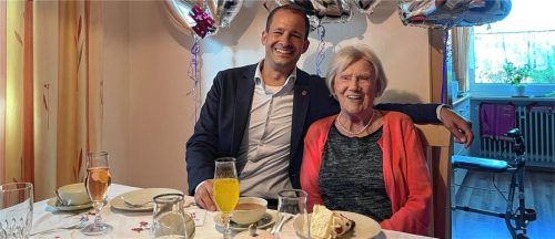 Maria Bauer und Oberbürgermeister Andreas März feiern gemeinsam den 100. Geburtstag der Rosenheimerin. Foto Baumeister