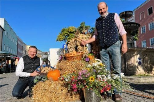Marktleiter Thomas Müller (links) und Ulrich Niederschweiberer präsentieren die Erntedankkrone auf dem Bauernmarkt, eine Leihgabe der Mösslinger Pfarrei. Foto Vähning