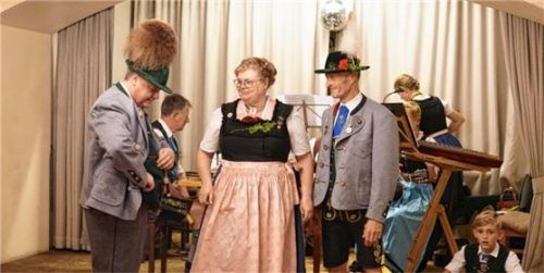 Markus Kronberger (von links) überreichte Sylvia Krenzler und Christian Hübl die Auszeichnung.Foto re