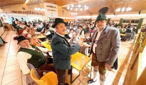 Matthias Schnaiter aus Bernau und Holger Klaassen aus Brake beim Gauball in der Frasdorfer Lamstoahalle.Fotos Hötzelsperger