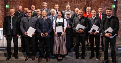 Ministerpräsident Markus Söder (hinten, Dritter von links) und der Vorsitzende der Bergwacht Bayern, Thomas Lobensteiner (hinten, rechts) mit allen ausgezeichneten Mitgliedern der Bergwacht Bayern und den Förderern. Foto Bayerische Staatskanzlei