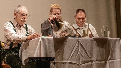 Mit dem Krug des Anstoßes: (von links) Max Dietrich, Brigitte Oberkandler und Hans Küsters. Foto Fischbach-Kirchgraber