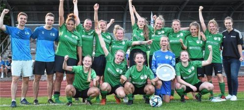 Mit der Schale in der Hand: Die SG Bad Aibling/Hohenthann bejubelt den Pokalsieg gegen den SV Waldhausen. Kreisspielleiterin Michaela Heinzlmeier-Meissl (rechts) überreichte der SG den Titel.Foto SG Bad Aibling/Hohenthann