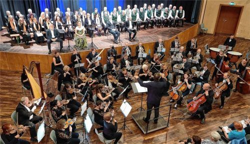 Mit weit über hundert Mitwirkenden wurde die große bayerische große Oper „Der Untersberg“ in der Salzachhalle Laufen aufgeführt.Fotos  Standl