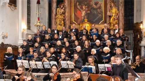 Mitglieder aus den drei Chören der Pfarrei wirken beim Konzert am Sonntag, 12. November, mit. Fotos berger