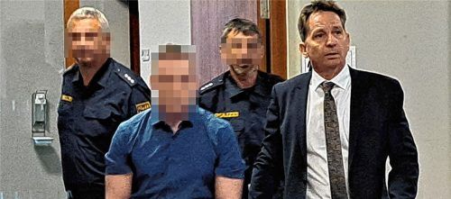 Mordfall Hanna: Rechtsanwalt Baumgärtl (rechts) mit Mandant Sebastian T. Im Hintergund zwei Justizbeamte. Foto Michael Weiser