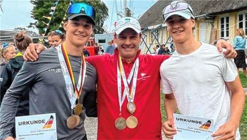 Moritz und Lucas Hamm mit dem BSV-Trainer Slawomir Dziubinski. Foto CYC